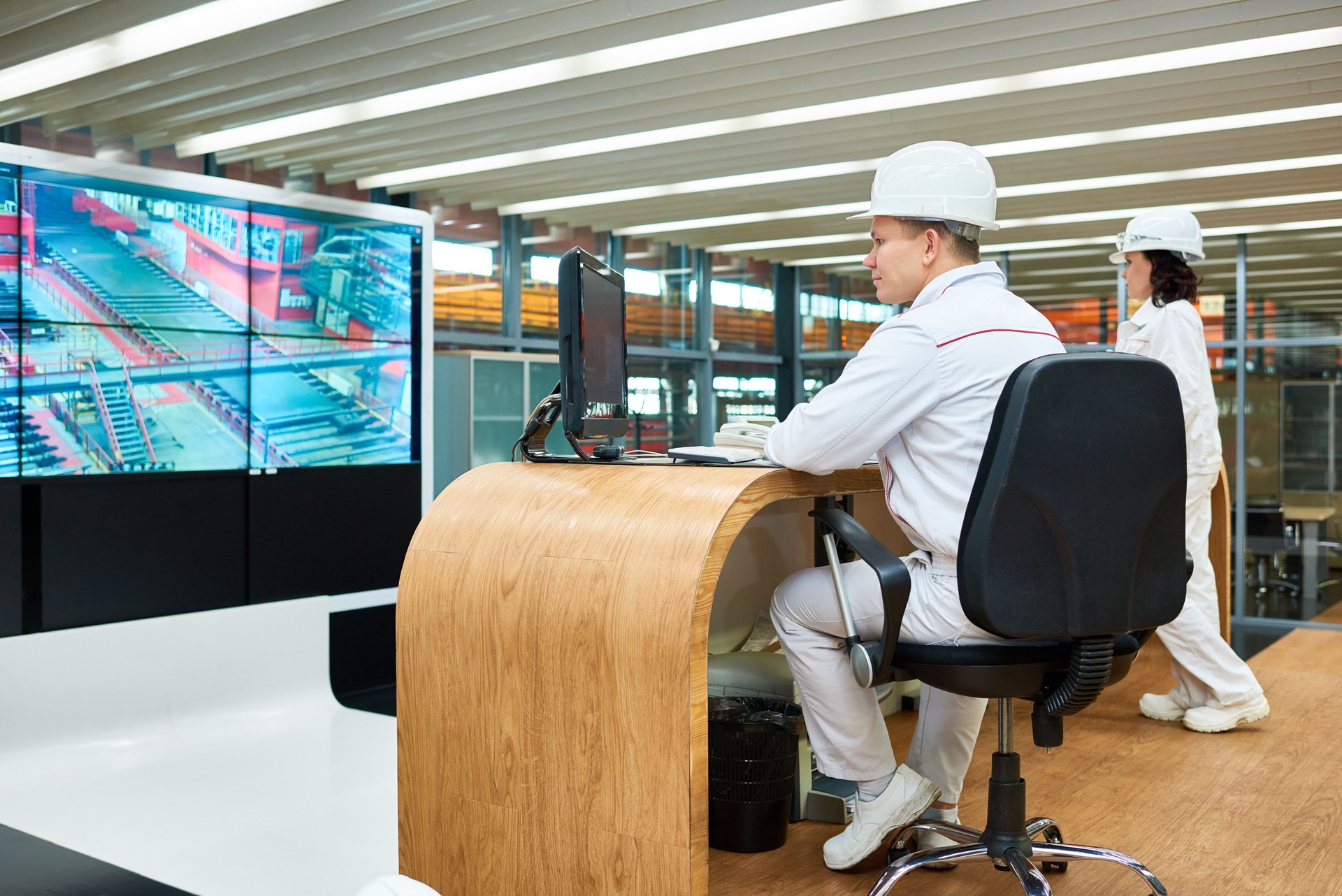 Techniciens de montage contrôler le travail des machines
